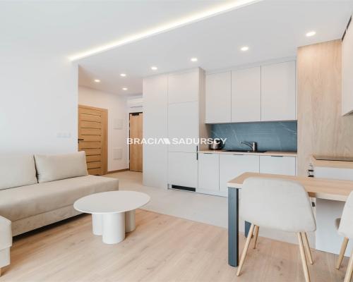 2 POK OK 35,4 M2 BLISKO CENTRUM Z DUŻYM BALKONEM