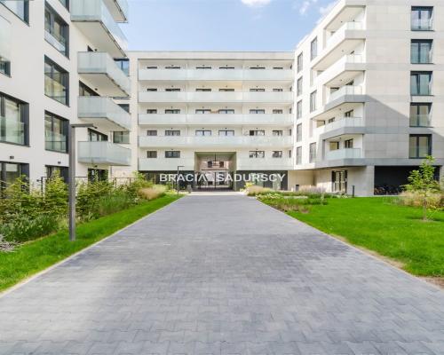 2 POK OK 35,4 M2 BLISKO CENTRUM Z DUŻYM BALKONEM