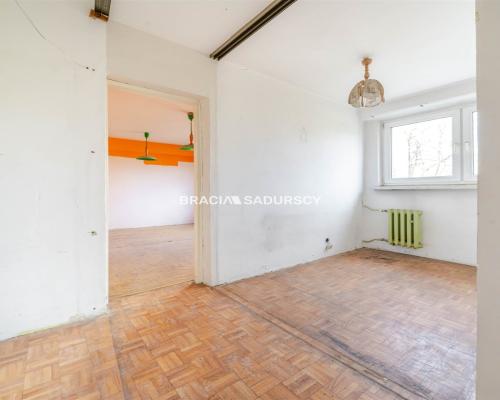 3 pok, 2 łazienki, balkon, 1 piętro, możliwy garaż