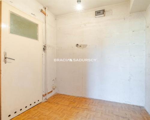 3 pok, 2 łazienki, balkon, 1 piętro, możliwy garaż