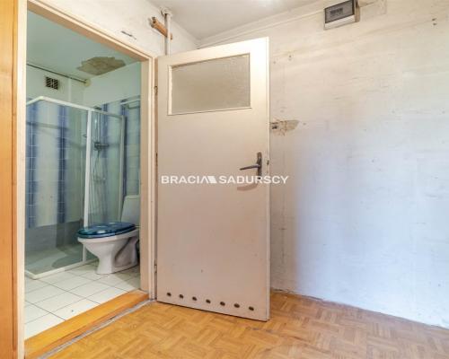 3 pok, 2 łazienki, balkon, 1 piętro, możliwy garaż