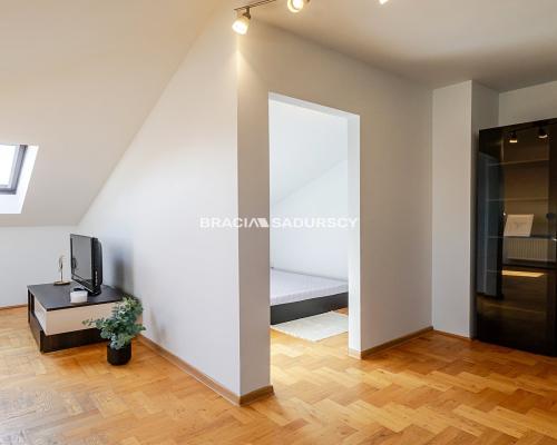 Sprzedam klimatyczne, poddaszowe mieszkanie/Ruczaj