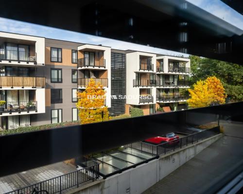 Nowoczesny jasny apartament w otoczeniu zieleni