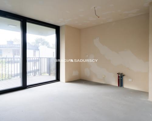 Nowoczesny jasny apartament w otoczeniu zieleni