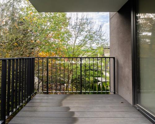 Nowoczesny jasny apartament w otoczeniu zieleni