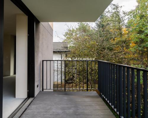 Nowoczesny jasny apartament w otoczeniu zieleni