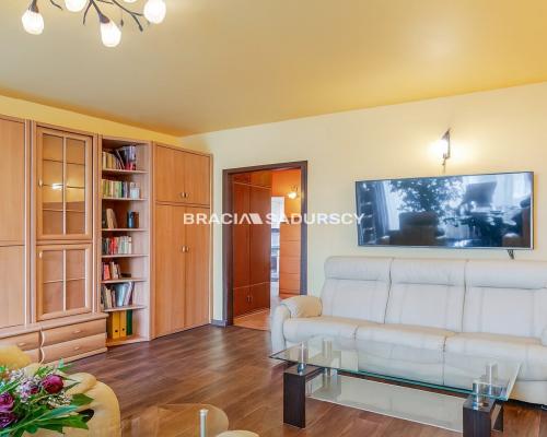 Zapraszam na prezentację 2-pokojowego mieszkania o pow. 52,88 m² na Osiedlu Kolorowym w Nowej Hucie.     To naprawdę wyj