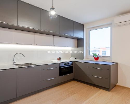 Duże mieszkanie z dwoma balkonami i parkingiem