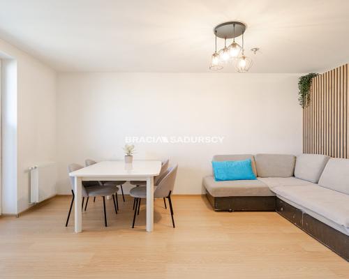 Duże mieszkanie z dwoma balkonami i parkingiem