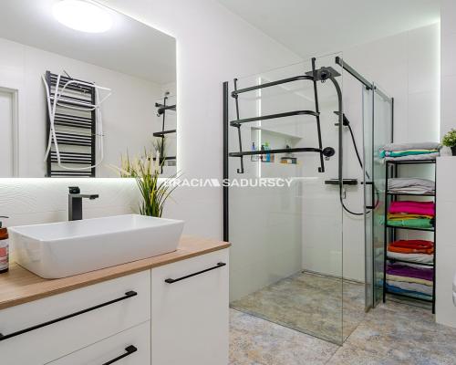 Duże mieszkanie z dwoma balkonami i parkingiem