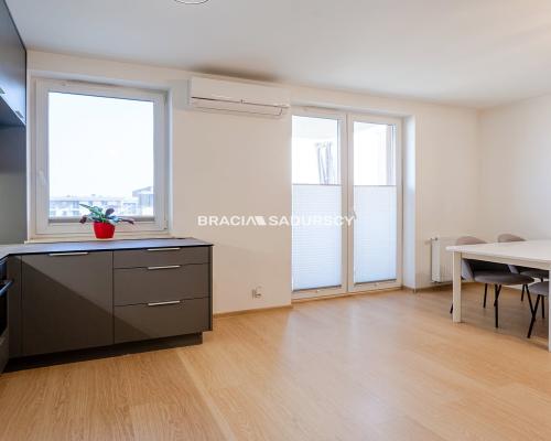 Duże mieszkanie z dwoma balkonami i parkingiem