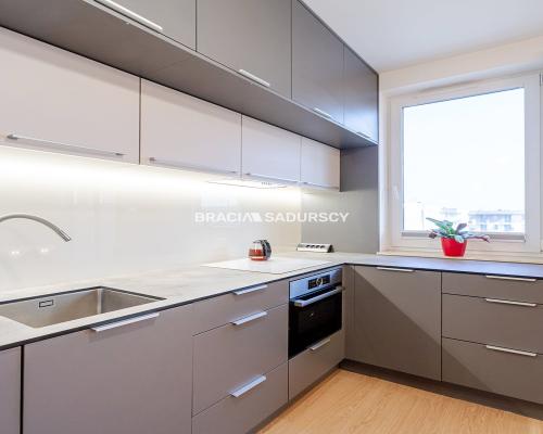 Duże mieszkanie z dwoma balkonami i parkingiem