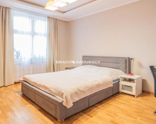 Duże mieszkanie w kamienicy w centrum, po remoncie