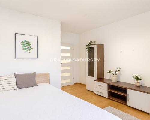 2 pokoje z balkonem, osobna kuchnia, III piętro