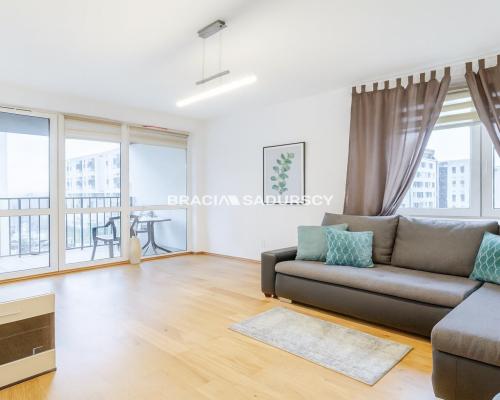 2 pokoje z balkonem, osobna kuchnia, III piętro