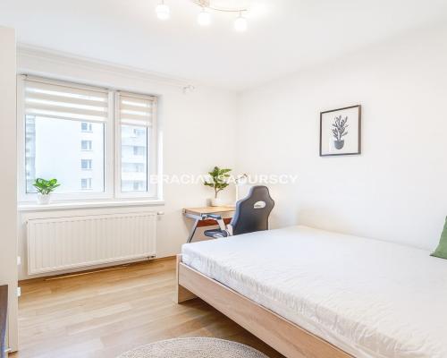 2 pokoje z balkonem, osobna kuchnia, III piętro