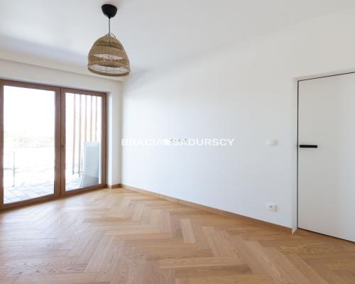 3 pokojowe, 62 m 2 , Kalwaria Zebrzydowska na zamkniętym osiedlu, plus dwa miejsca parkingowe.                  Nieruchomo