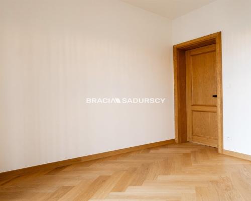 3 pokojowe, 62 m 2 , Kalwaria Zebrzydowska na zamkniętym osiedlu, plus dwa miejsca parkingowe.                  Nieruchomo