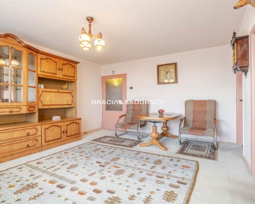 Kraków, Nowa Huta - Osiedle Krakowiaków  Na sprzedaż mieszkanie położone na 10. piętrze jedenastopiętrowego budy