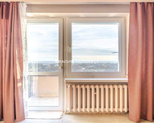 Kraków, Nowa Huta - Osiedle Krakowiaków  Na sprzedaż mieszkanie położone na 10. piętrze jedenastopiętrowego budy