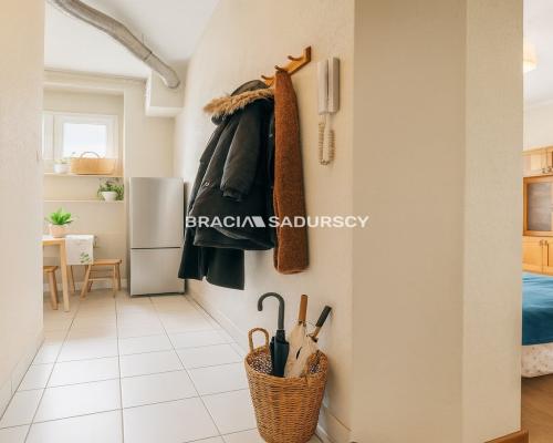 Na sprzedaż wyjątkowe mieszkanie inwestycyjne na Starym Mieście w okolicach Poczty Gł&oacute;wnej.    
 
Zadbana kamienica i po