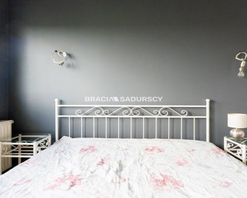 Płasz&oacute;w, ul. Saska - 6 pokojowe o powierzchni 106 m&sup2;. 

 Dwupoziomowe, 6-pokojowe mieszkanie o łącznej powierzchni