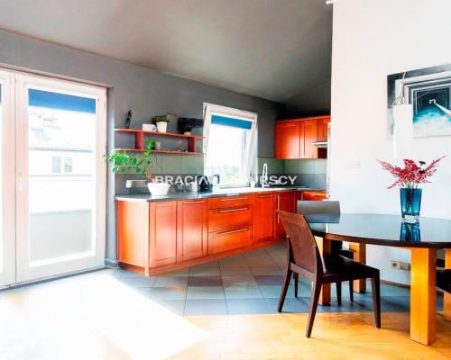 Płasz&oacute;w, ul. Saska - 6 pokojowe o powierzchni 106 m&sup2;. 

 Dwupoziomowe, 6-pokojowe mieszkanie o łącznej powierzchni