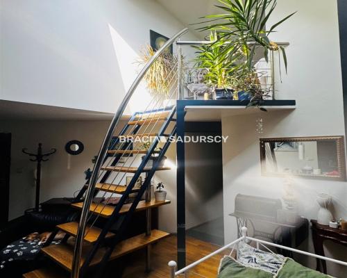 Płasz&oacute;w, ul. Saska - 6 pokojowe o powierzchni 106 m&sup2;. 

 Dwupoziomowe, 6-pokojowe mieszkanie o łącznej powierzchni