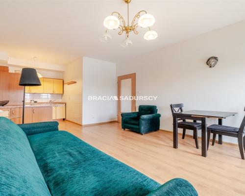 Przytulne mieszkanie z garażem podziemnym w południowej części Krakowa - spokojna dobrze skomunikowana okolica.    Biuro nier