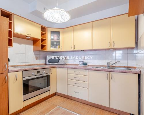 Przytulne mieszkanie z garażem podziemnym w południowej części Krakowa - spokojna dobrze skomunikowana okolica.    Biuro nier