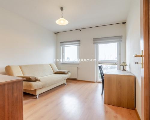 Przytulne mieszkanie z garażem podziemnym w południowej części Krakowa - spokojna dobrze skomunikowana okolica.    Biuro nier