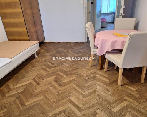 2-pok, ul. Królewska, parking dla mieszkańców