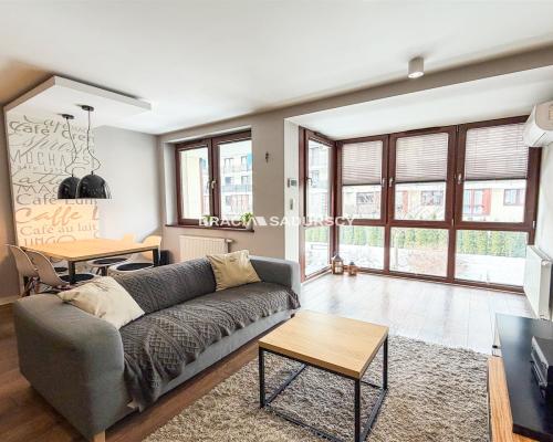 Komfortowe 2 pok z garażem i kom. lokatorską