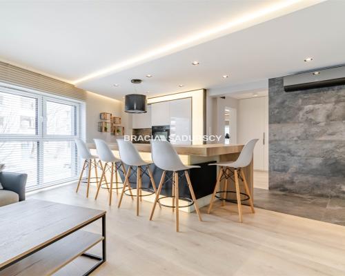 Apartament z m. postojowym, os. podwawelskie, 71m2