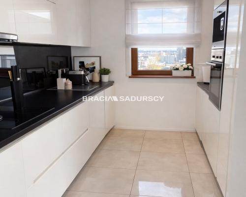 4 pok.mieszkanie 90m2,ogródek.garaż,m.postojowe!