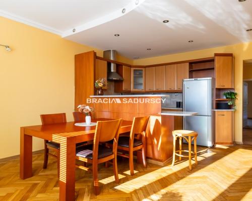 Przestronne / osobne pokoje / tramwaj 50 m