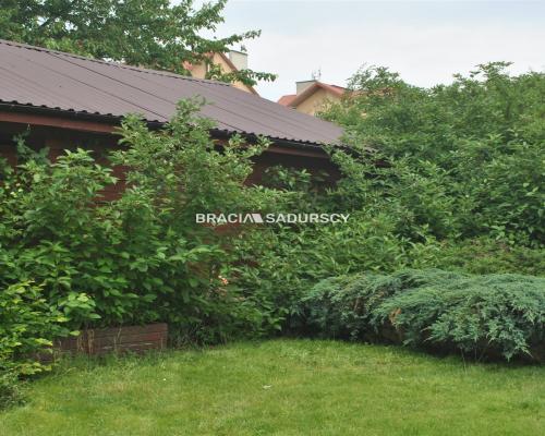 Działka ROD zabudowana budynkiem murowanym.