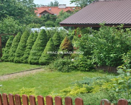 Działka ROD zabudowana budynkiem murowanym.