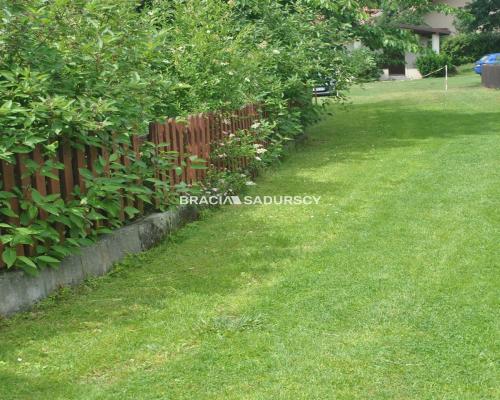 Działka ROD zabudowana budynkiem murowanym.