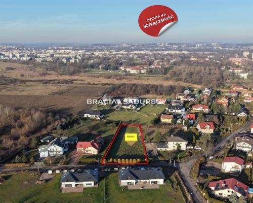 Na sprzedaż - działka budowlana 2358 m², Kraków - Nowa Huta (Mogiła)   Oferujemy piękną działkę budowlaną o powie