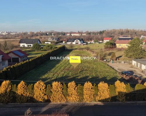 Na sprzedaż - działka budowlana 2358 m², Kraków - Nowa Huta (Mogiła)   Oferujemy piękną działkę budowlaną o powie