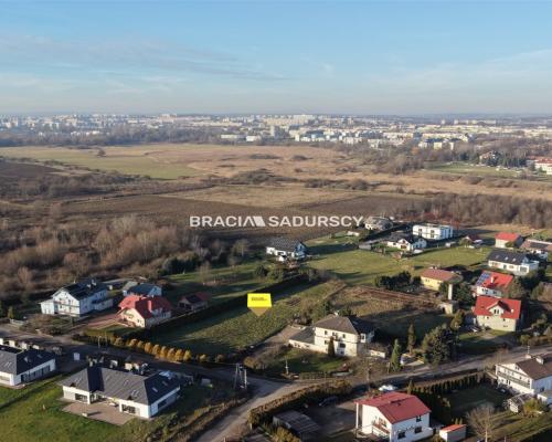 Na sprzedaż - działka budowlana 2358 m², Kraków - Nowa Huta (Mogiła)   Oferujemy piękną działkę budowlaną o powie