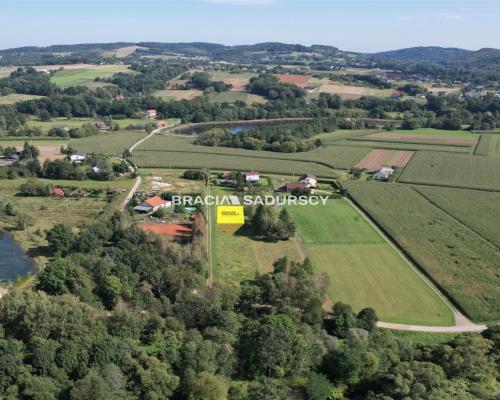 Działka budowlana 43 a  obok Wadowic - możliwa  zabudowa jednorodzinna lub usługowa       Oferujemy na sprzedaż atrakcyjnie p