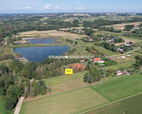 Działka budowlana 43 a  obok Wadowic - możliwa  zabudowa jednorodzinna lub usługowa       Oferujemy na sprzedaż atrakcyjnie p