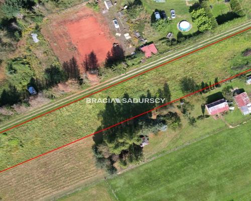 Działka budowlana 43 a  obok Wadowic - możliwa  zabudowa jednorodzinna lub usługowa       Oferujemy na sprzedaż atrakcyjnie p