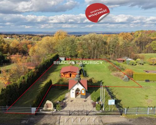 Piękna działka z domkiem letniskowym w Bęczynie gm. Brzeźnica      Oferujemy piękną działkę o powierzchni 2017 m 2 , położoną