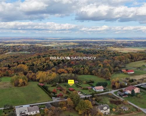 Piękna działka z domkiem letniskowym w Bęczynie gm. Brzeźnica      Oferujemy piękną działkę o powierzchni 2017 m 2 , położoną