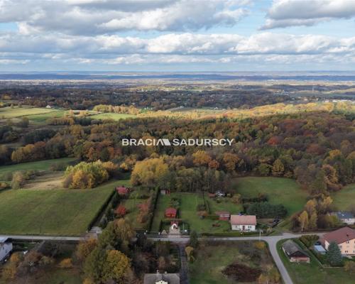 Piękna działka z domkiem letniskowym w Bęczynie gm. Brzeźnica      Oferujemy piękną działkę o powierzchni 2017 m 2 , położoną