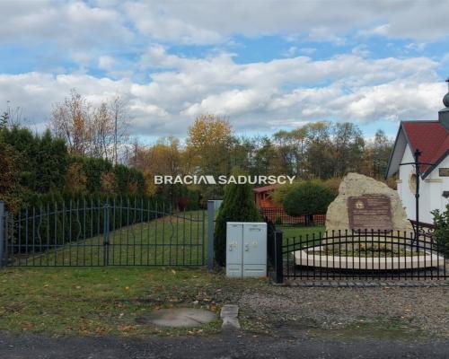 Piękna działka z domkiem letniskowym w Bęczynie gm. Brzeźnica      Oferujemy piękną działkę o powierzchni 2017 m 2 , położoną