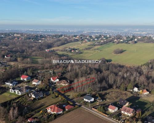 D  ziałka budowlana o pow. 29 arów w Sygneczowie gm. Wieliczka    Oferujemy na sprzedaż działkę budowlaną położoną w m